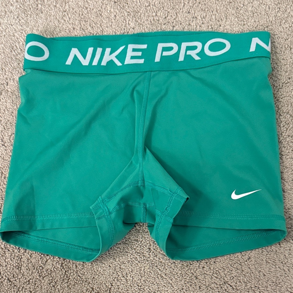Women’s Green Nike Pro Biker Shorts 3” Size Medium